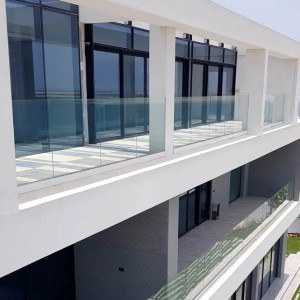 Glass Balcony Railing (3 + 1)